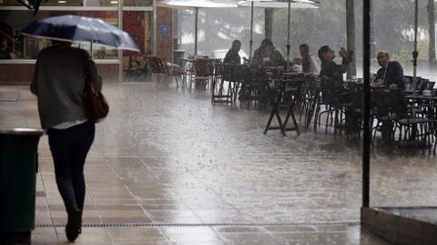 Una intensa lluvia en las calles de Oviedo, en una imagen de archivo