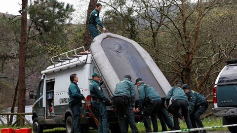 Agentes de la Guardia Civil junto a la lancha utilizada hoy en el embalse de Arb�n en el que apareci� el cuerpo de la gijonesa de 43 a�os Paz Fern�ndez Borrego
