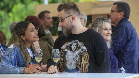 Gente de todas las edades disfrut de los vinos de Ribeira Sacra durante el festival