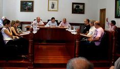 El socialista Jes�s Salgado (primero por la derecha) se qued� solo en la votaci�n del referendo.