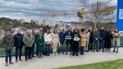 Los diferentes cargos del PP, con Elena Candia al frente, dieron una rueda de prensa en la glorieta de Paradai, con las obras de la intermodal de fondo