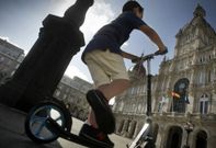 Un ni�o juega con un patinete en la plaza de Mar�a Pita, frente al Ayuntamiento. 