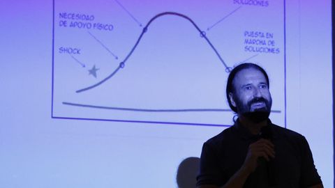 El psic�logo sanitario y divulgador Daniel Mill�n L�pez, en la imagen, este domingo en el IES Mar�a Sarmiento, lleva m�s de 20 a�os trabajando en distintos pa�ses del mundo con personas con autismo y sus familiares