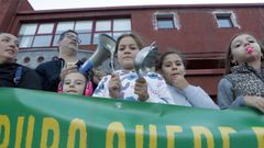 Las familias del colegio O Grupo protagonizaron una cacerolada antes del pleno