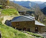 O edificio da piscina (� esquerda) foi constru�do o pasado ano.