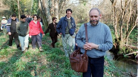 Oitabn guiando a visita ao bosque de Ridimoas en febreiro do ano 2000