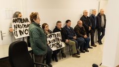 Vecinos de Couso acudieron al pleno en se�al de protesta por la instalaci�n de una antena de telefon�a m�vil cerca de las casas.