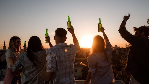 Un grupo de j�venes bebiendo alcohol
