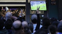 Aficionados viendo un partido del pasado Mundial en un bar de A Coru�a.
