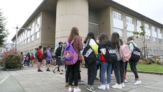 Exterior del instituto Ant�n Fraguas de Santiago en los primeros d�as de clase