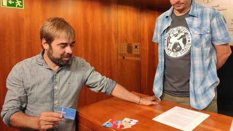 Ripa y Del P�ramo ense�an las tarjetas