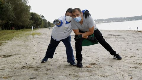 Amicos y Vegalsa impulsan una limpieza de playa para acabar con la basuraleza en Barraa