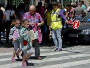 Una colaboradora de �Cami�os escolares� las proximidades del CEIP Campolongo.