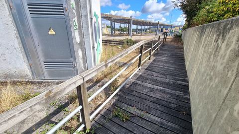 Parque de energías alternativas. Intento fallido en la época del tercer mandato de Orozco de convertir esta zona de O Ceao en un lugar de generación de energía con paneles solares, aerogeneradores y agua. Este solar lleva años sin uso y desmantelado