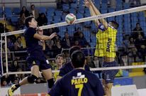 Un jugador del Emev� trata de bloquear un remate de un integrante del Almorad�.