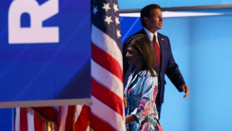 La exembajadora Nikki Haley, junto al gobernador de Florida, Ron DeSantis, en la Convencin Nacional Republicana.