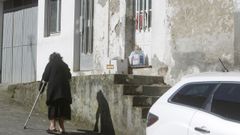 Mar�a Jos� caminando por delante de su casa, con la compra en la puerta