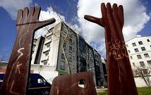 Los pisos de protecci�n oficial, a la izquierda, arrastran problemas desde hace a�os.