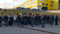 La Guardia Civil interviene en el bloque al centro log�stico de Alimerka