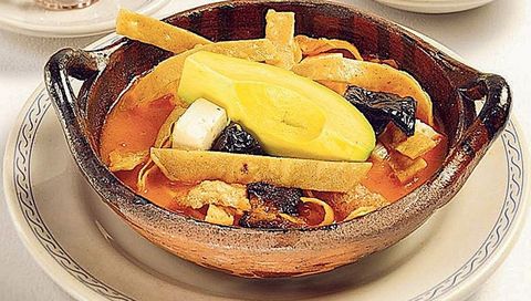 Sopa de tortilla.Los mexicanos a�aden a este caldo tiras de tortilla de ma�z. 
