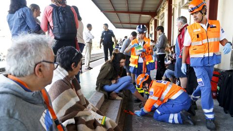 La primera atenci�n en el accidente de O Porri�o la hizo el 061. En la imagen se ve c�mo una m�dica establece la prioridad de cada paciente con pegatinas de colores.