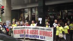 Afectados por las preferentes interpretan un villancico en A Coru�a