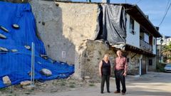 Teresa y Alfonso, ante su casa y los restos de la que colaps�, el pasado mes de abril