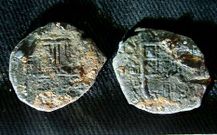 Anillo de oro de uno de los jesuitas que viajaban en el barco y monedas halladas en la zona del naufragio.