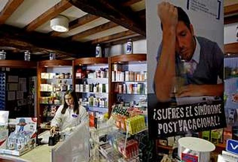 La botica de Mar�a Jos� V�zquez (en la foto Ana, una de las trabajadoras) est� en Boimorto.
