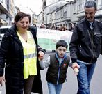 Maribel Garc�a con Adri�n y su padre, que tienen en marcha una recogida de fondos para un tratamiento para el ni�o