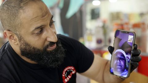 Mohamed, en la carnicera que regenta en Pontevedra, hablando por telfono con su madre