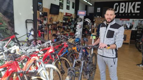 Nando Lopes cogi la tienda Obike de O Barco de Valdeorras, la nica de venta y reparacin de bicis que hay en la comarca.
