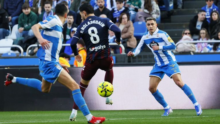Peru Nolaskoain, jugador del Eibar, intenta cortar un pase de Villares a Yeremay.