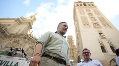 El presidente de Vox, Santiago Abascal (i), junto al candidato de Vox a la Presidencia de la Junta, Manuel Gavira (d), durante el mitin cierre de campa�a que la formaci�n ha celebrado en Sevilla.