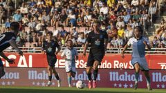 Teun Gijselhart durante una pugna de bal�n en el Compostela-D�por.