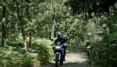 En la imagen, un agente de la Polic�a Local cuando patrullaba en moto uno de los montes del �rea de Vigo para prevenir incendios.
