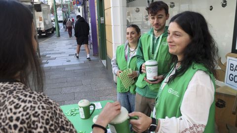 Los tres jóvenes iniciaron la jornada en la mesa instalada en la plaza del Callao