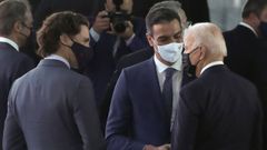 Pedro S�nchez estrecha la mano de Biden en Bruselas, en presencia del primer ministro canadiense Justin Trudeau