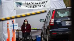 Una trabajadora se protege con una mascarilla en Reseda, California