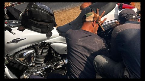 Los mec�nicos reparando la moto