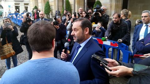 El ministro Jos Luis balos se dirige a los manifestantes de la Plataforma en defensa del Plan de Vas en la Plaza Mayor de Gijn