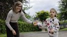 Vanesa Pena con su hija Paula Portela, en el jard�n de la asociaci�n Aspace, en Sada
