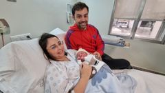 Mar�a Elena Cons y Manuel Gonz�lez, con Bruno, el segundo beb� que naci� en Galicia en el 2023