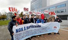 Malvido -en la pancarta, el cuarto por la izquierda- ayer en la concentraci�n en Pontevedra.