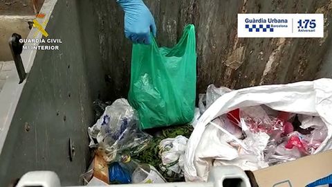 Imagen facilitada por la Guardia Urbana de Barcelona con los ingredientes para los mojitos guardados en contenedores de basura