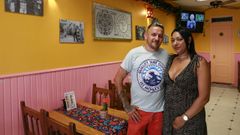 Julio Rodr�guez y Paula de Souza, en el bar Sin chingaderas de la calle Magdalena