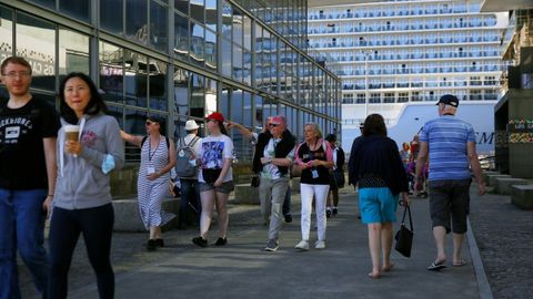 Cruceristas del monumental Anthem of the Seas, en A Coru�a