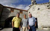 Tres miembros de la Hermandad de Devotos, supervisando los preparativos de la romer�a. 