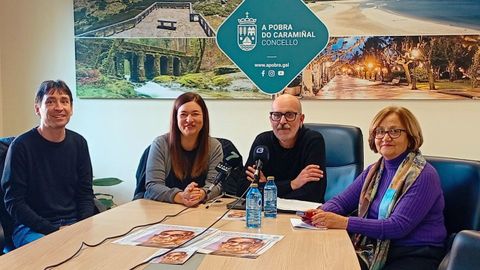 �scar Reboiras, ga�ador da anterior edici�n, Patricia Lojo, concelleira de Cultura de A Pobra, Marcos Calveiro, da editorial Galaxia, e Encarna Prego, da asociaci�n Barbantia, tras dar o fallo do Premio de Literatura Infantil Carlos Mosteiro

