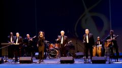 La Trova Coruesa actu ayer en el Teatro Coln a beneficio de la Cocina Econmica, Aunque la entrada era libre, los asistentes y algunos a travs de la fila 0 realizaron aportaciones para la entidad benfica. 